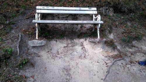 Pred klopco pri križu je potrebno napraviti betonsko stopnico ...